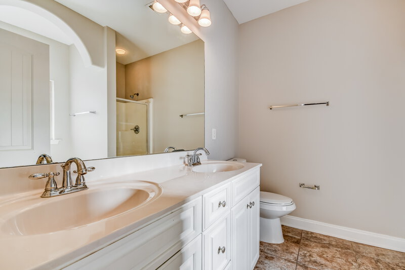 1,705/Mo, 600 Waterford Ln Calera, AL 35040 Main Bathroom View