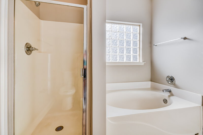 1,705/Mo, 600 Waterford Ln Calera, AL 35040 Main Bathroom View 2