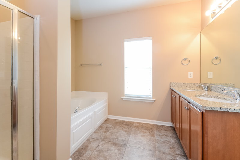 1,745/Mo, 4703 Rosser Loop Dr Bessemer, AL 35022 Main Bathroom View