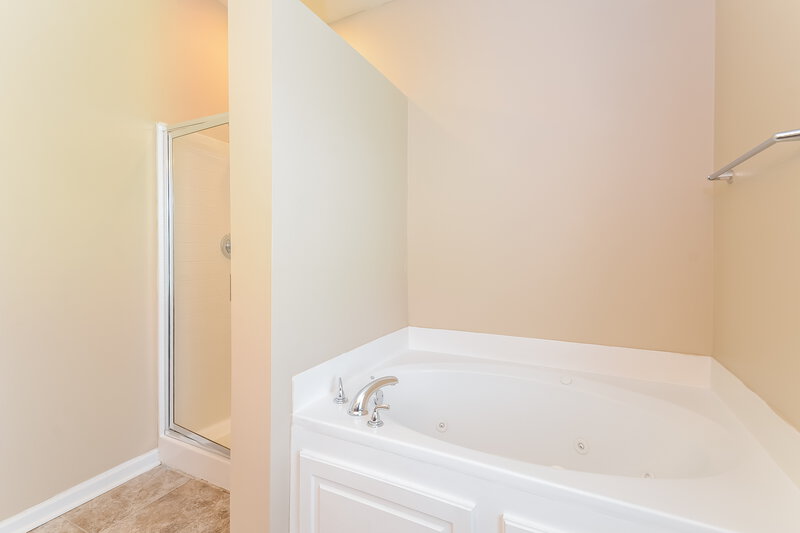 1,745/Mo, 4703 Rosser Loop Dr Bessemer, AL 35022 Main Bathroom View 2