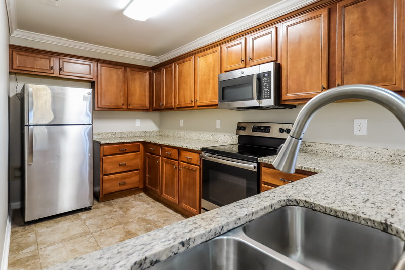 2,110/Mo, 2093 Willow Glenn Dr Birmingham, AL 35215 Kitchen View 2