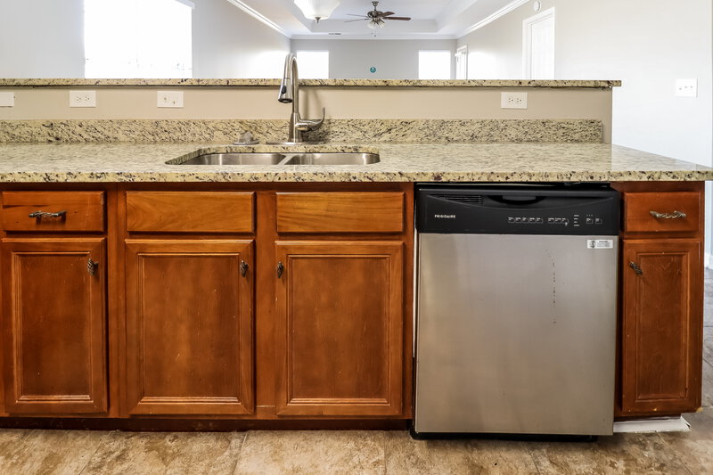 2,110/Mo, 2093 Willow Glenn Dr Birmingham, AL 35215 Kitchen View 3