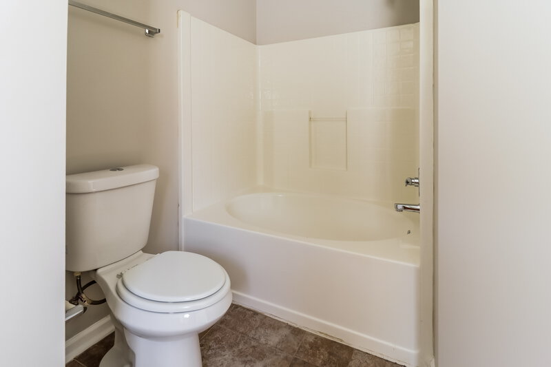 2,110/Mo, 2093 Willow Glenn Dr Birmingham, AL 35215 Main Bathroom View