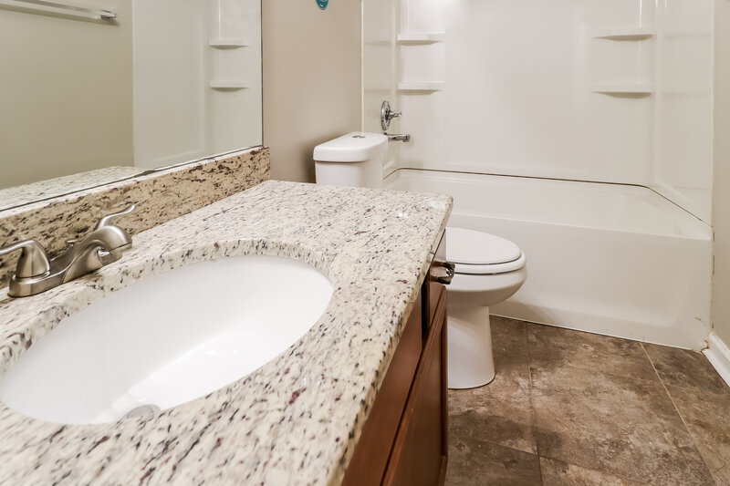 2,110/Mo, 2093 Willow Glenn Dr Birmingham, AL 35215 Bathroom View