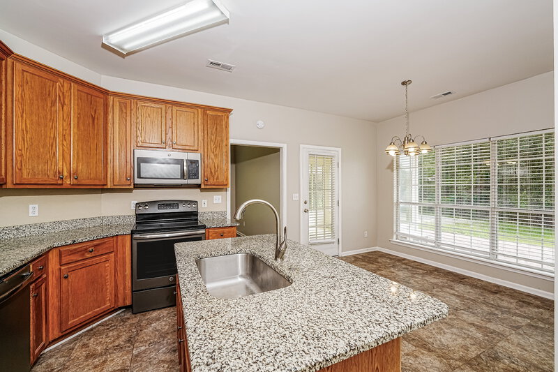 1,900/Mo, 105 Spring Pl Alabaster, AL 35007 Kitchen View 2