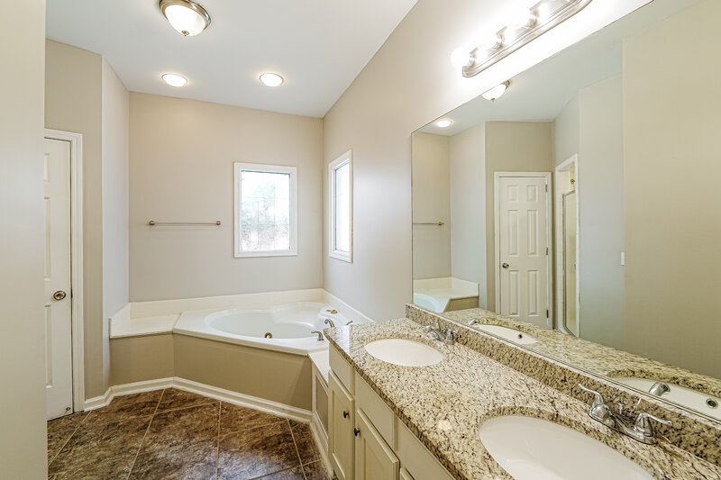 1,900/Mo, 105 Spring Pl Alabaster, AL 35007 Main Bathroom View