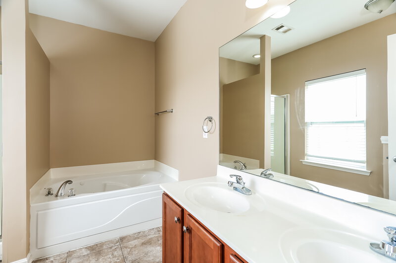 1,875/Mo, 4624 Rosser Loop Dr Bessemer, AL 35022 Main Bathroom View