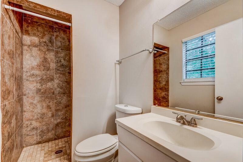 1,740/Mo, 5249 Dresden Rd Irondale, AL 35210 Main Bathroom View
