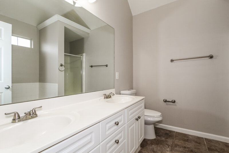 1,600/Mo, 113 Ashby St Calera, AL 35040 Main Bathroom View