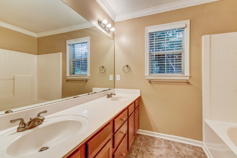 2,270/Mo, 111 Springdale Dr Gardendale, AL 35071 Main Bathroom View