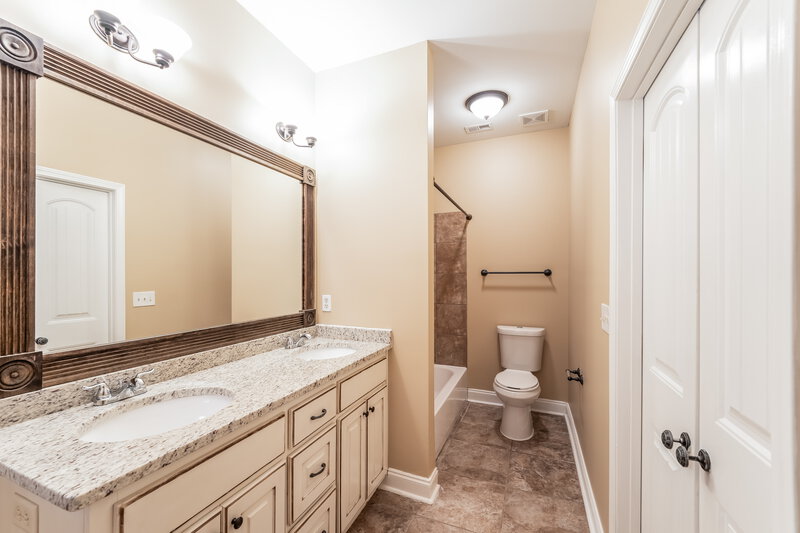 1,655/Mo, 2071 Kerry Circle Calera, AL 35040 Main Bathroom View