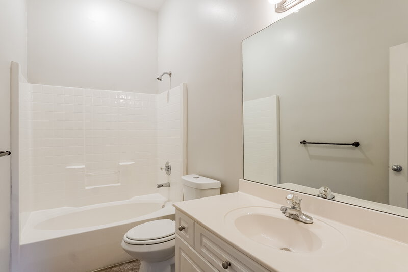 1,480/Mo, 210 Village Dr Calera, AL 35040 Bathroom View