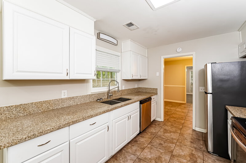 1,680/Mo, 1521 Moseley Ln Birmingham, AL 35215 Kitchen View 2