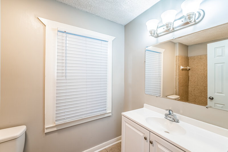 1,680/Mo, 1521 Moseley Ln Birmingham, AL 35215 Bathroom View