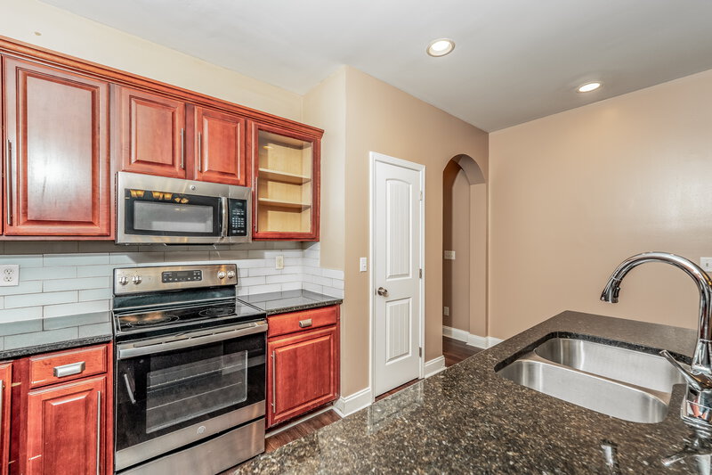 3,350/Mo, 5707 Park Side Rd Birmingham, AL 35244 Kitchen View 2