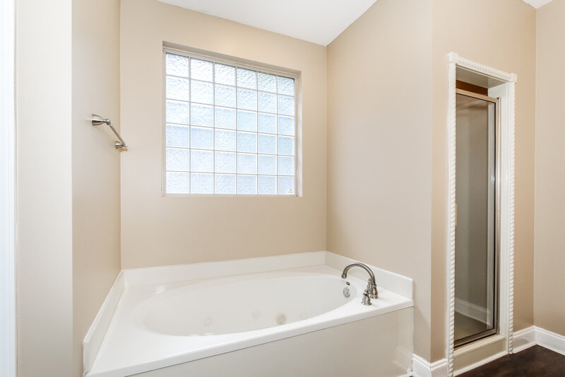 2,030/Mo, 5707 Park Side Rd Birmingham, AL 35244 Main Bathroom View
