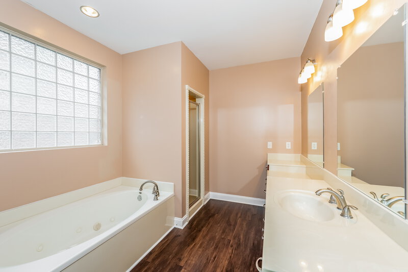 3,350/Mo, 5707 Park Side Rd Birmingham, AL 35244 Main Bathroom View