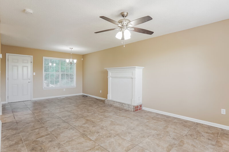 1,490/Mo, 927 Rich Rd Birmingham, AL 35215 Living Room View 3