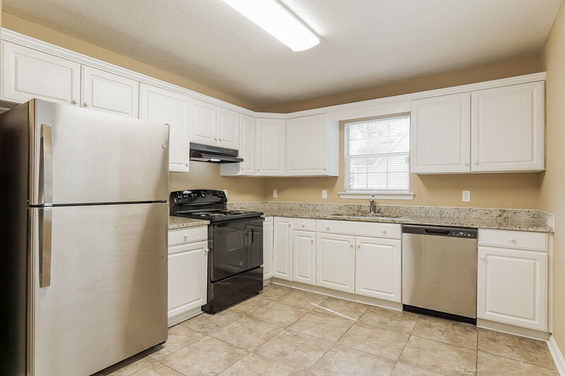 1,490/Mo, 927 Rich Rd Birmingham, AL 35215 Kitchen View 2