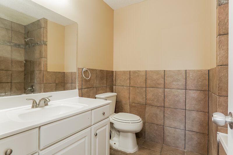 1,490/Mo, 927 Rich Rd Birmingham, AL 35215 Main Bathroom View