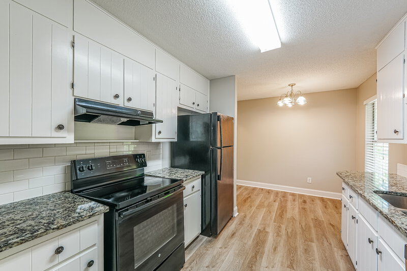 1,690/Mo, 2524 Daly Dr Birmingham, AL 35235 Kitchen View 2