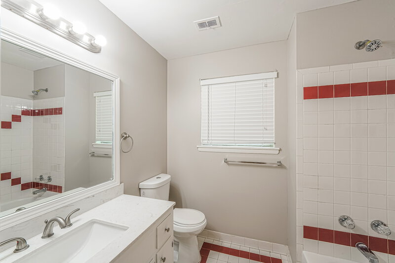 1,690/Mo, 2524 Daly Dr Birmingham, AL 35235 Main Bathroom View
