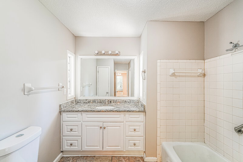 1,690/Mo, 2524 Daly Dr Birmingham, AL 35235 Main Bathroom View 2