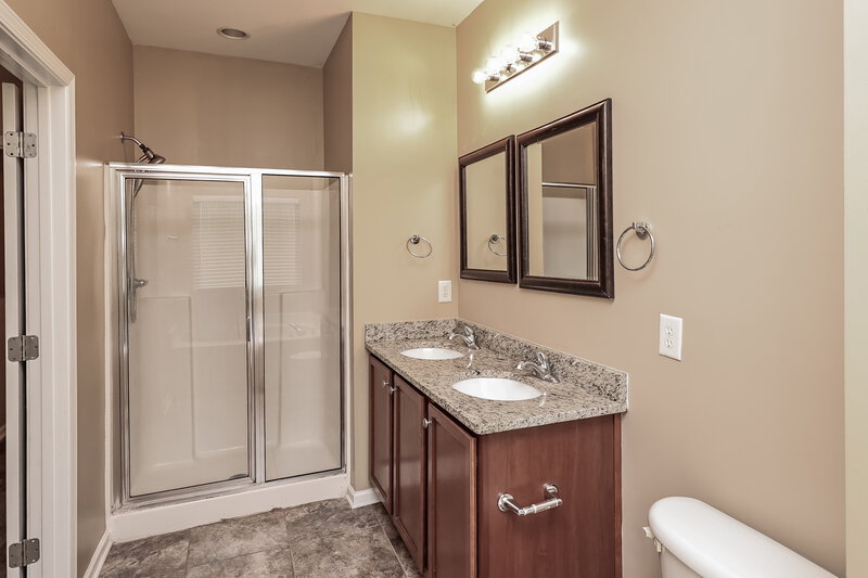 1,695/Mo, 6062 Kensington Way Calera, AL 35040 Main Bathroom View