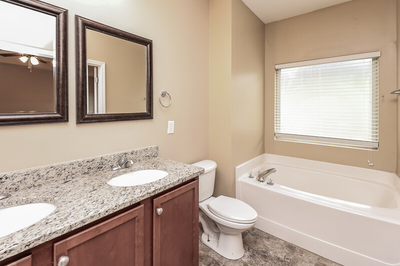 1,695/Mo, 6062 Kensington Way Calera, AL 35040 Main Bathroom View 2