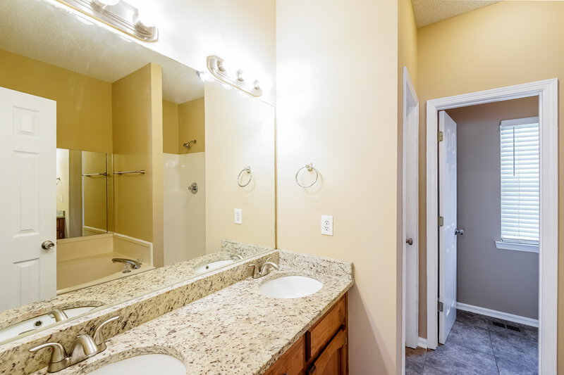 2,200/Mo, 5041 Pebble Ln Birmingham, AL 35235 Main Bathroom View