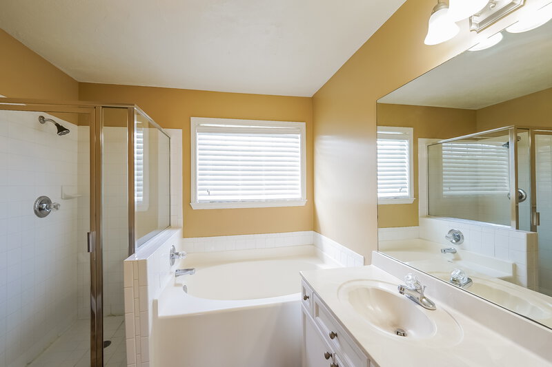 2,660/Mo, 5505 Leighaven Way Pinson, AL 35126 Main Bathroom View