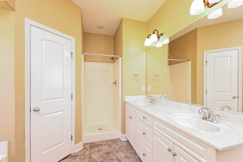 2,360/Mo, 2045 Highview Way Calera, AL 35040 Main Bathroom View 2
