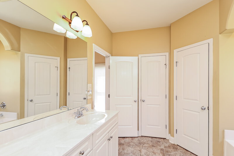2,360/Mo, 2045 Highview Way Calera, AL 35040 Main Bathroom View 3