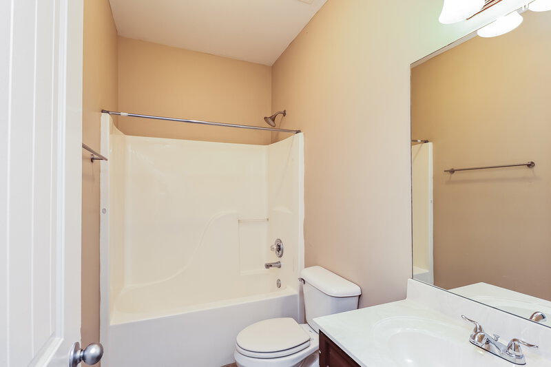 2,360/Mo, 2045 Highview Way Calera, AL 35040 Bathroom View