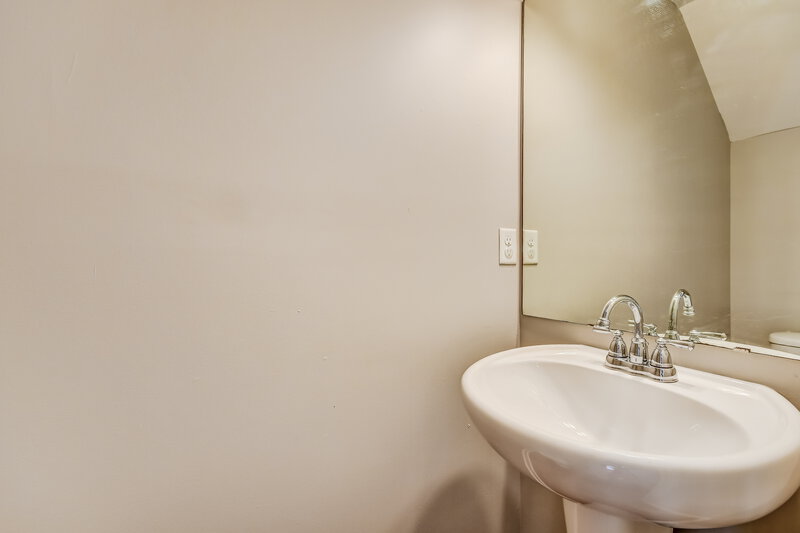 1,390/Mo, 328 Union Station Way Calera, AL 35040 Bathroom View