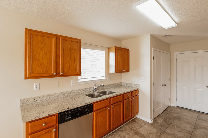 1,685/Mo, 5206 Gayle Ln Bessemer, AL 35023 Kitchen View 3