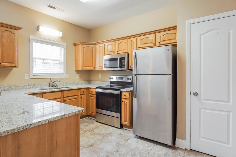 1,775/Mo, 4493 Canterbury St Mount Olive, AL 35117 Kitchen View 2