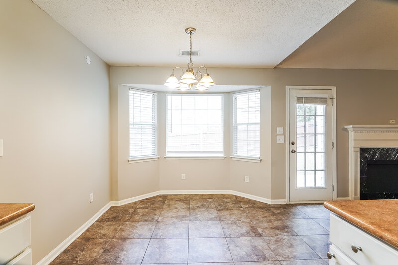 2,070/Mo, 715 Claiborne St Helena, AL 35080 Dining Room View 2
