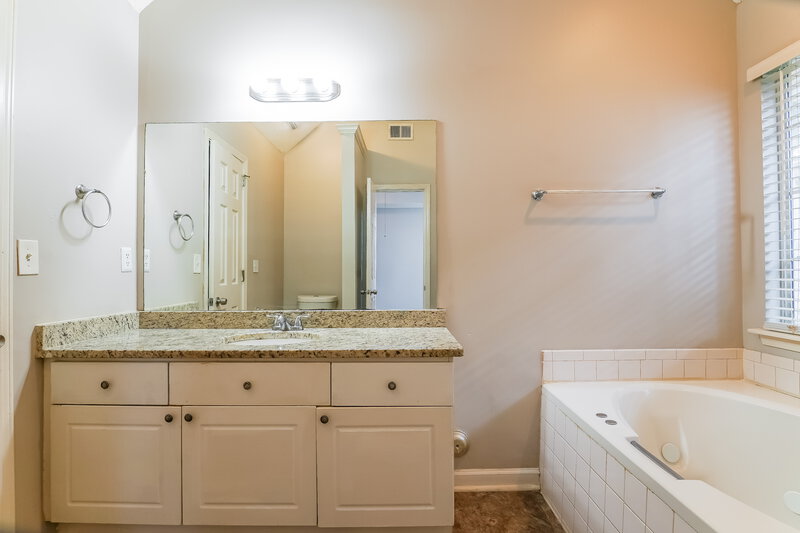 2,070/Mo, 715 Claiborne St Helena, AL 35080 Main Bathroom View