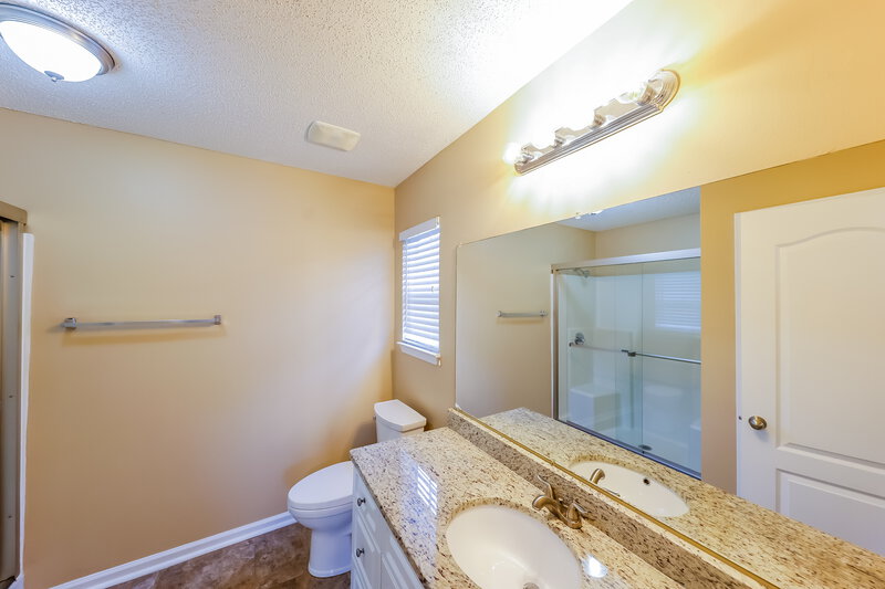 1,475/Mo, 3450 Jeanne Ln Hueytown, AL 35023 Main Bathroom View