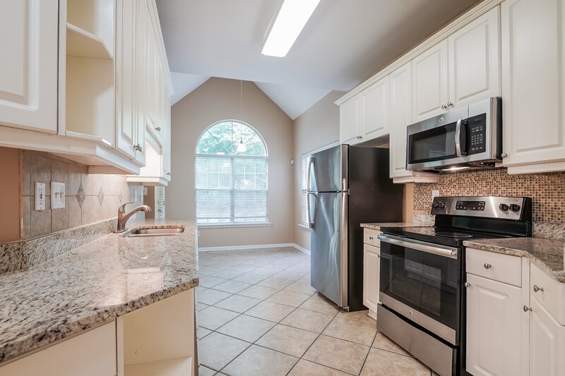 2,800/Mo, 725 Claiborne St Helena, AL 35080 Kitchen View