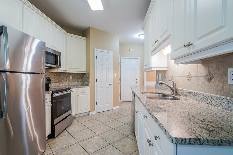2,800/Mo, 725 Claiborne St Helena, AL 35080 Kitchen View 2
