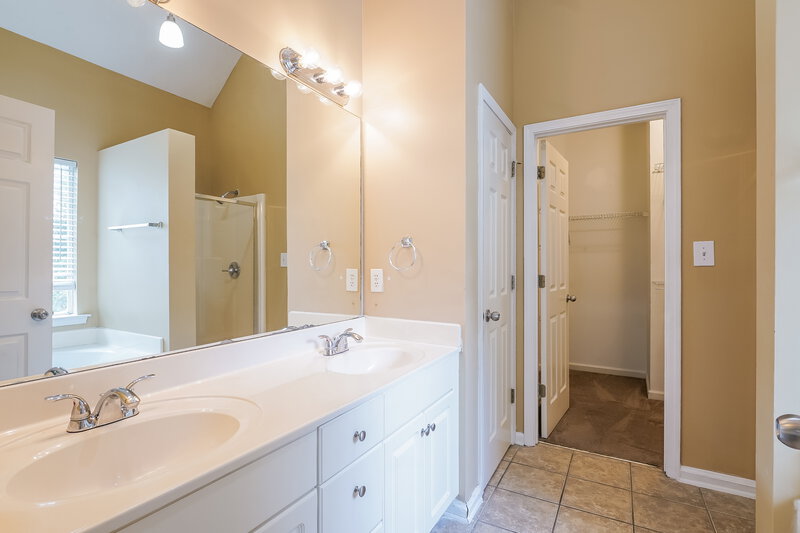 2,800/Mo, 725 Claiborne St Helena, AL 35080 Main Bathroom View