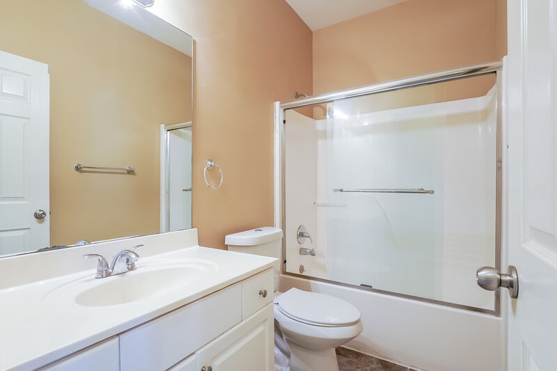 2,800/Mo, 725 Claiborne St Helena, AL 35080 Bathroom View