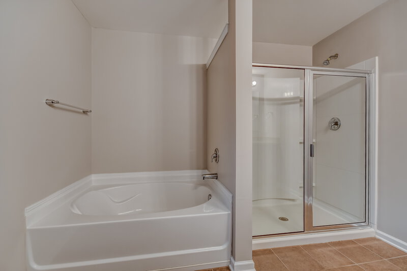 2,780/Mo, 116 Rosegate Dr Calera, AL 35040 Main Bathroom View