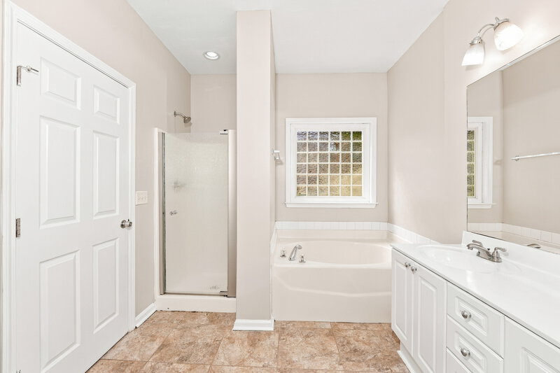 1,990/Mo, 4462 Canterbury St Mount Olive, AL 35117 Primary Bathroom View