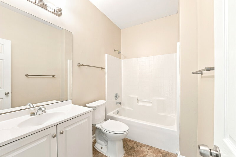 1,990/Mo, 4462 Canterbury St Mount Olive, AL 35117 Bathroom View