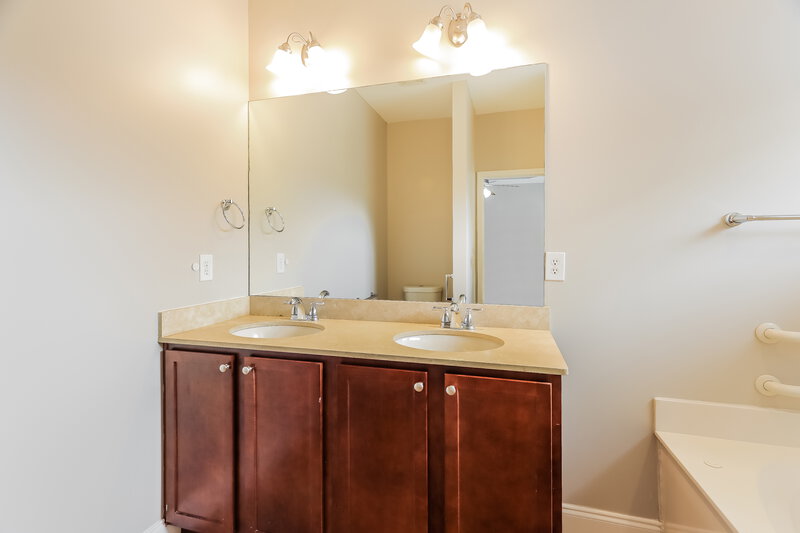 1,900/Mo, 2150 Overlook Pl Trussville, AL 35173 Main Bathroom View