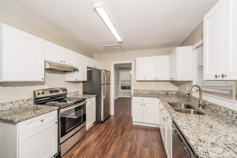 1,590/Mo, 800 Dunwoody Ln NW Birmingham, AL 35215 Kitchen View 2