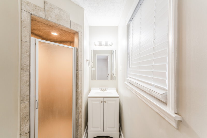 1,590/Mo, 800 Dunwoody Ln NW Birmingham, AL 35215 Main Bathroom View